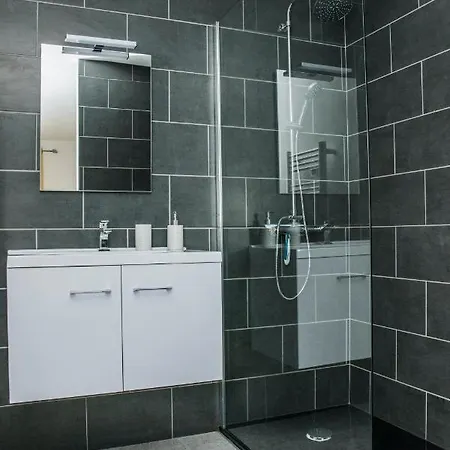 Le Quai De St Pierre *