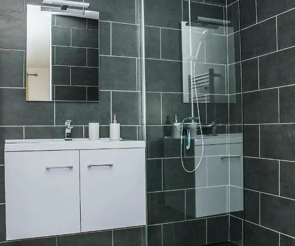 Le Quai De St Pierre *